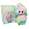 peluche labubu arcoiris sobre sorpresa